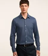 Camisa de vestir masculina corte slim, color azul acero, con cuello inglés, manga larga y cierre frontal con botones. Confeccionada con tecnología Easy Care que aporta elasticidad y secado rápido.