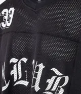 Remera masculina negra de estilo sportcore, modelo boxy con cuello en V y manga corta. Presenta textura "furadinha" (perforada), estampado numeral "33" en el hombro y "CLUB" en el pecho, ambos en blanco con tipografía gótica.