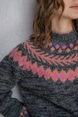 Sweater beige con diseño jacquard en tonos marrones.