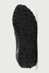Zapatilla deportiva para hombre fabricada en piel, con diseño de paneles combinados y suela dentada.