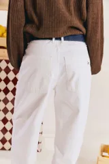Jean slouchy blanco de tiro alto, confeccionado en 100% algodón, con silueta relajada tipo barrel que se afina hacia los tobillos.