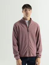 Campera de polar con cuello alto, cierre frontal completo y bolsillos laterales con cierre.