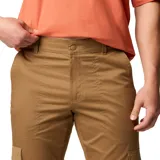 Pantalon cargo Columbia modelo Landroamer Twill, color marron, con bolsillos laterales con solapa, bolsillos traseros con cierre a presion y dobladillo ajustable con cenidor.