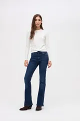 Remera de manga larga con textura acanalada, cuello redondo y corte ajustado al cuerpo.