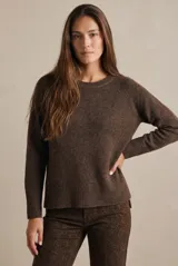 Sweater de tejido de punto color bordó, con cuello redondo, mangas largas y puños acanalados. Presenta un diseño de corte recto y textura suave.