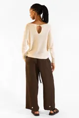 Sweater de punto con escote bote y mangas murciélago de diseño holgado en color crema.