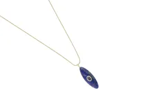 Collar de cadena fina con baño de oro y dije alargado de piedra lapislázuli con una pequeña circonia engastada en el centro.