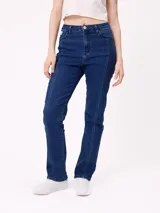 Jean de corte recto con costuras verticales decorativas en el frente, tiro medio y cierre frontal con botón metálico.