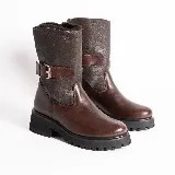 Bota de cuero color marrón con interior de piel sintética, caña media con hebilla lateral y suela de goma track.