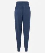 Pantalón de jogging deportivo azul con cintura ajustable con cordón, bolsillos laterales y tobillos ajustados.