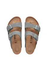 Sandalias Birkenstock Arizona color gris con dos correas ajustables con hebilla y plantilla anatómica de corcho y látex.