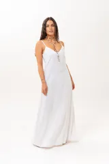 Vestido largo blanco de tirantes finos, con escote en V y corte amplio.
