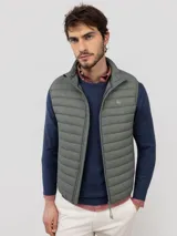 Chaleco acolchado para hombre de nylon reciclado, color verde militar, con cierre de cremallera frontal, bolsillos laterales y cuello alto.