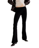 Pantalón negro de corte flare, tiro alto y tejido de terciopelo con patrón de chevron en relieve.