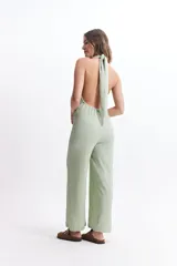 Mono largo negro con escote halter y espalda descubierta.