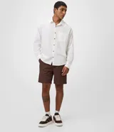 Bermuda masculina de sarga con textura jaspeada, cintura elástica y bolsillos laterales, ideal para uso casual.