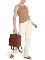 Musculosa color beige de punto trenzado con cuello redondo y sisas anchas.