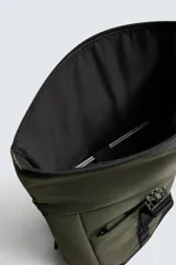 Mochila técnica color verde oliva con base negra, diseño de solapa enrollable asegurada con una correa central y hebilla de liberación rápida. Presenta asa de mano superior y correas de hombro ajustables.