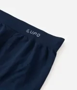 Calzoncillo tipo boxer de microfibra color azul marino, con diseño sin costuras y cintura elástica con detalle de líneas horizontales y logo de la marca.