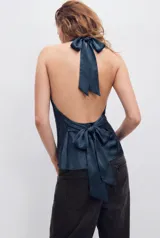 Top de tejido satinado color negro, con cuello halter anudado en la nuca y escote drapeado.