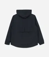 Campera rompeviento deportiva de color negro, con cierre frontal de cremallera, capucha ajustable con cordón, bolsillos laterales y ruedo elástico. Presenta recortes delanteros y diseño de manga larga.