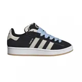 Championes Adidas modelo Campus 00s, de diseño inspirado en el skate de los años 2000. Presentan una base de gamuza negra con las icónicas tres tiras laterales y refuerzo en el talón en color crema. Incluyen cordones gruesos en tono celeste pastel, suela blanca con entresuela de goma y base de color caramelo.