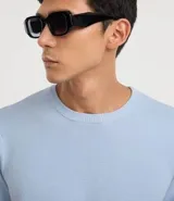Remera masculina de manga corta con cuello redondo, confeccionada en tejido piqué con efecto melange. Presenta una textura suave y estructurada, ideal para un estilo casual y sofisticado.