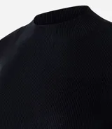 Suéter de punto canelado color beige, con cuello alto y manga larga. Presenta un diseño ajustado al cuerpo, confeccionado en una mezcla de viscosa, poliéster y poliamida.