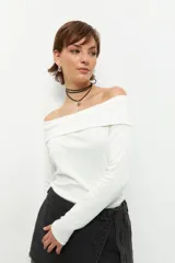 Remera color beige, strapless y de manga larga, confeccionada en algodón.