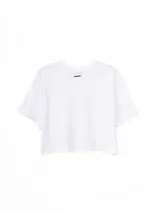 Remera blanca de corte crop, con cuello redondo, mangas cortas y estampa frontal con texto en tipografía cursiva.
