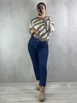 Pantalón jean azul oscuro de corte mom con lycra.