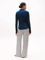 Camisa azul marino de piqué de algodón elástico, corte slim, con cuello camisero, cierre de botones completo, puños con botón y logo de Tommy Hilfiger bordado en el pecho.