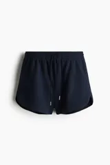 Short de felpa liviana con cintura elástica, cordón de ajuste y bolsillos laterales discretos.