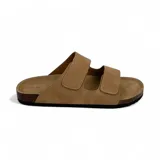 Sandalias planas color camel con doble tira ancha con costuras a la vista y plantilla de corcho.