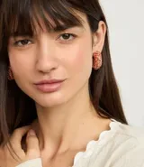 Aros de metal reciclado con cordón. Accesorio de bisutería con baño light gold.