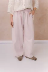 Pantalón de denim liviano color beige, de calce amplio y relajado con pierna recta. Cuenta con cintura elastizada, cordón regulable, bolsillos laterales y costuras delanteras verticales que estilizan la silueta.