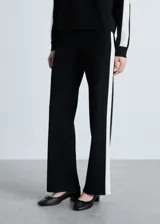 Pantalon de punto fino con diseño recto y tiro medio. Presenta una banda lateral en contraste y cintura con elástico.