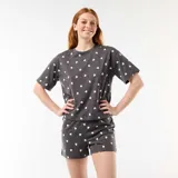 Conjunto de pijama de algodón gris oscuro con estampado de pequeños corazones blancos, compuesto por una remera de manga corta con cuello redondo y un short con elástico en la cintura.
