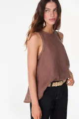 Blusa marrón de lino, sin mangas, con escote redondo y corte evasé. Presenta una costura vertical central en el frente y bajo asimétrico.