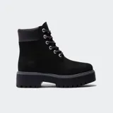 Bota de plataforma impermeable Timberland, confeccionada en cuero premium negro con costuras selladas. Presenta cuello acolchado, cierre de cordones con ojales metálicos, aislamiento térmico y suela dentada de goma para mayor tracción.