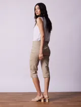 Bermuda color beige en gabardina elastizada, marca Ruby Rd. Con pretina ancha elastizada, bolsillos delanteros simulados y bolsillos traseros aplicados.