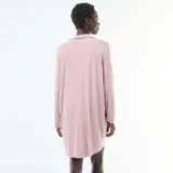 Camisón de estilo camisero color rosa, con mangas largas, cuello solapa y cierre frontal de botones. Presenta un bolsillo pequeño en el pecho y ribetes en contraste.