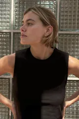 Camiseta corta de manga sisa y cuello redondo, de calce ajustado (slim fit).