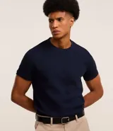 Remera slim fit de algodón color beige, con cuello redondo, manga corta y textura acanalada.