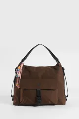 Mochila hobo marrón convertible en bolso de hombro, confeccionada en nylon. Cuenta con un compartimento principal con cierre, un bolsillo frontal con solapa y cierre de broche, y un llavero colgante decorativo con cuentas de colores.