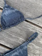 Conjunto de bikini con corpiño de triángulos ajustables y bombacha vedetina con tiras regulables laterales. Estampado abstracto con formas orgánicas en tonos azul claro, amarillo y blanco.