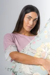 Camisón corto color rosa de algodón con escote redondo y mangas cortas con detalle de puntilla. Presenta puntilla en el ruedo.