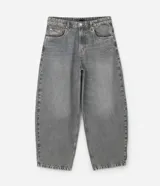 Pantalón de jean estilo baggy balloon, de corte holgado con volumen en las piernas y cintura fija con trabillas. Presenta costuras a contratono y detalle de cadena metálica lateral.