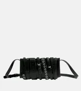 Bandolera negra de cuero con múltiples correas con hebillas y ojales metálicos.