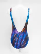 Malla entera estampada con diseño colorido y vibrante, escote en V con detalle de aplique metálico y breteles finos regulables. Cuenta con copas armadas y forro interno.